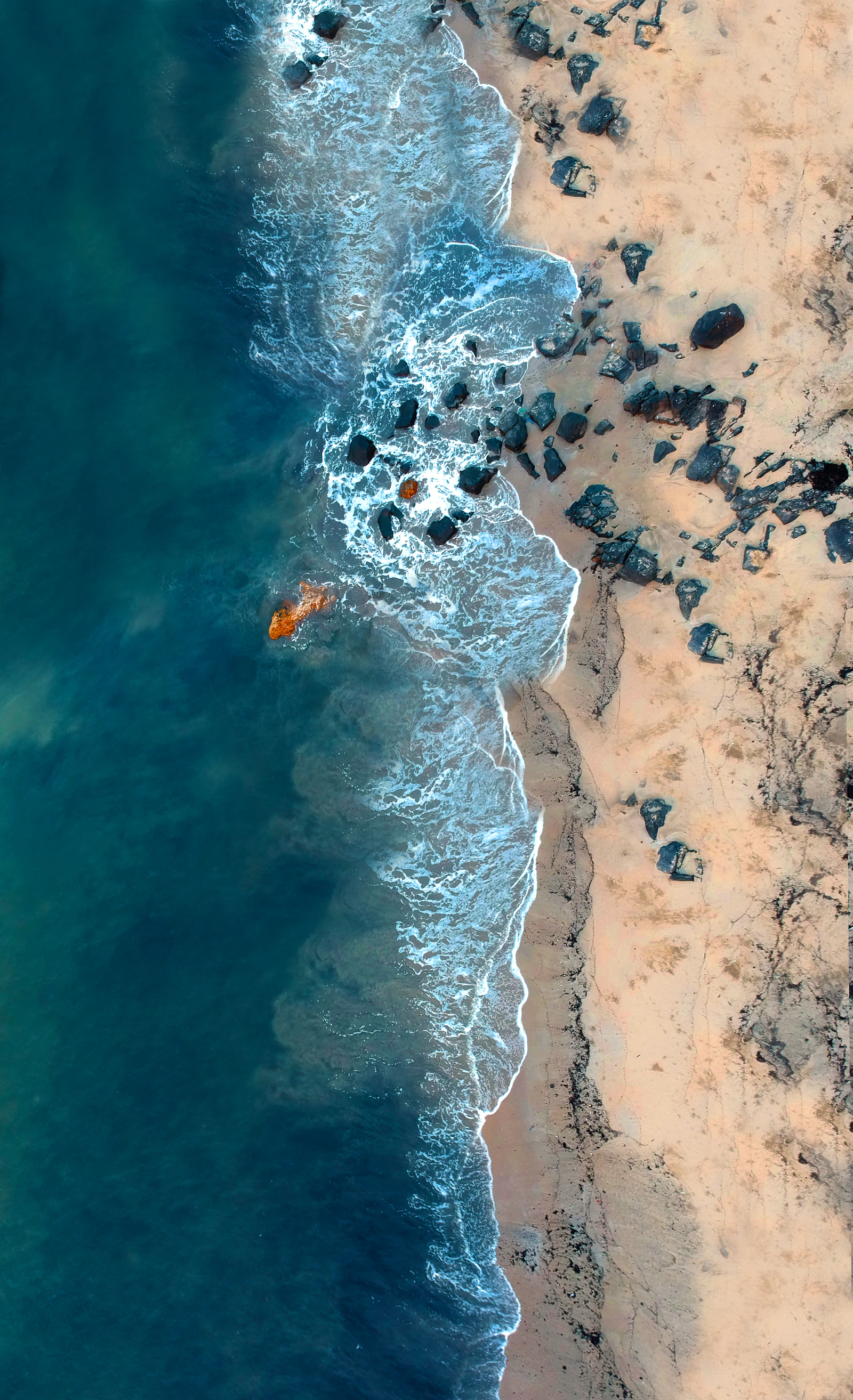 Paisagem litorânea vista do alto, capturada por drone