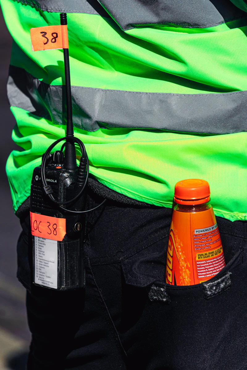 Walkie-talkie naranja y negro junto a mochila de emergencia para preparacionismo