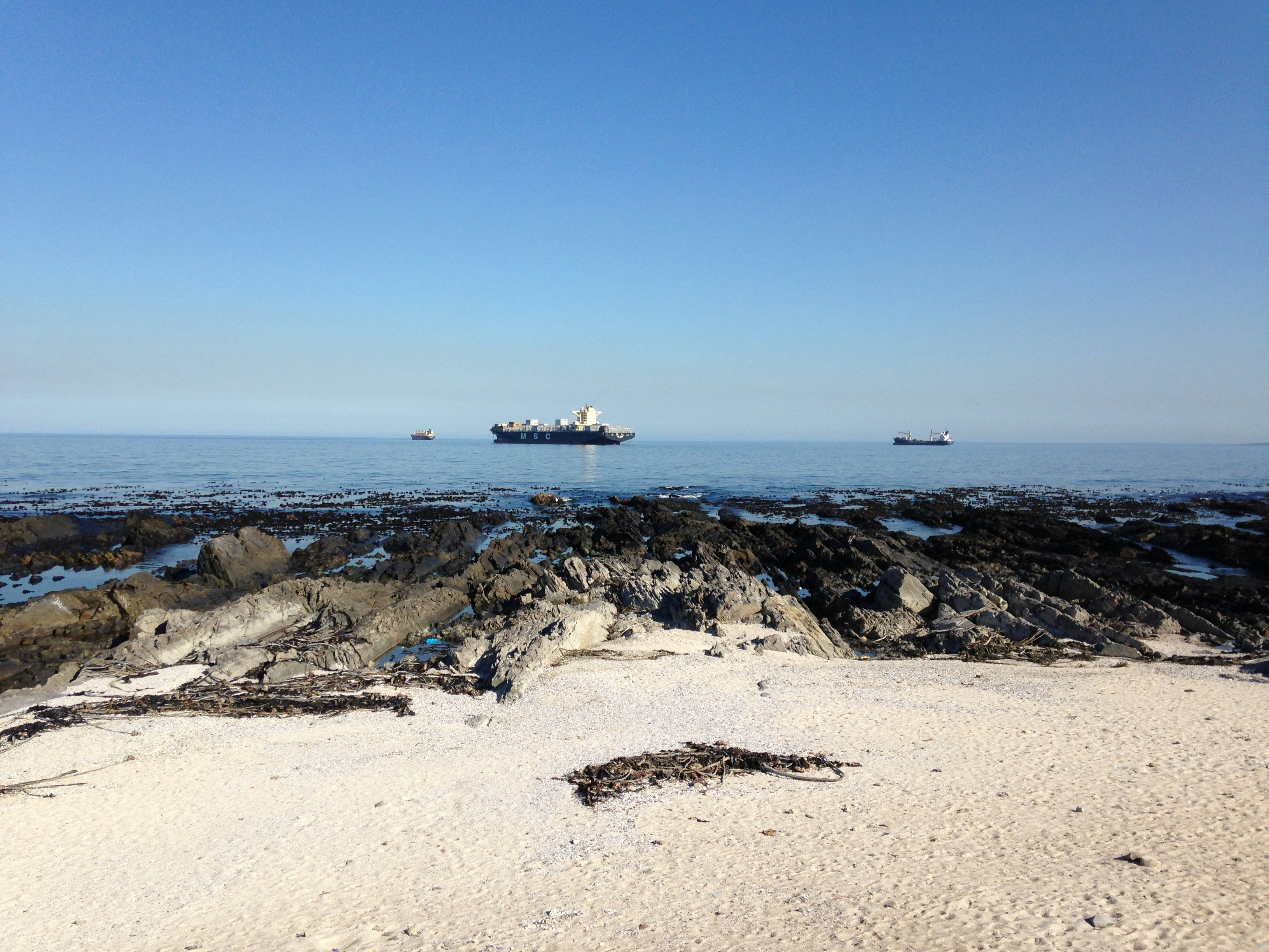 navire blanc sur la mer pendant la journée