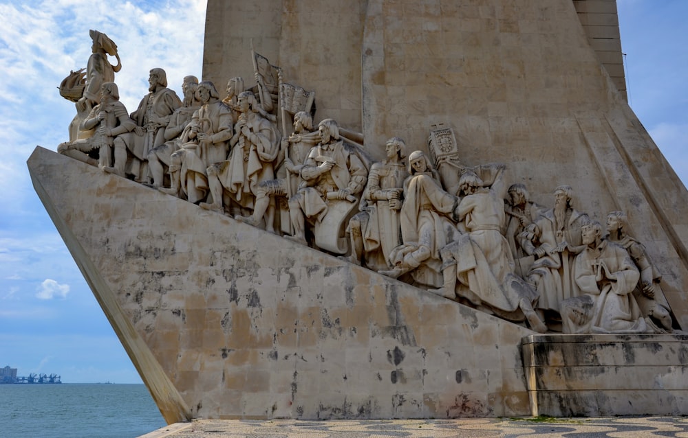 statue di cemento grigio su muro di cemento grigio