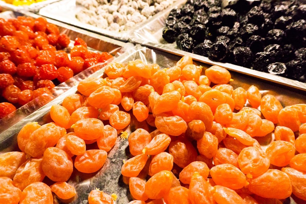 frutas alaranjadas na bandeja de aço inoxidável