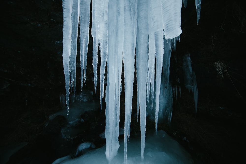 Grotta bianca e nera con acqua