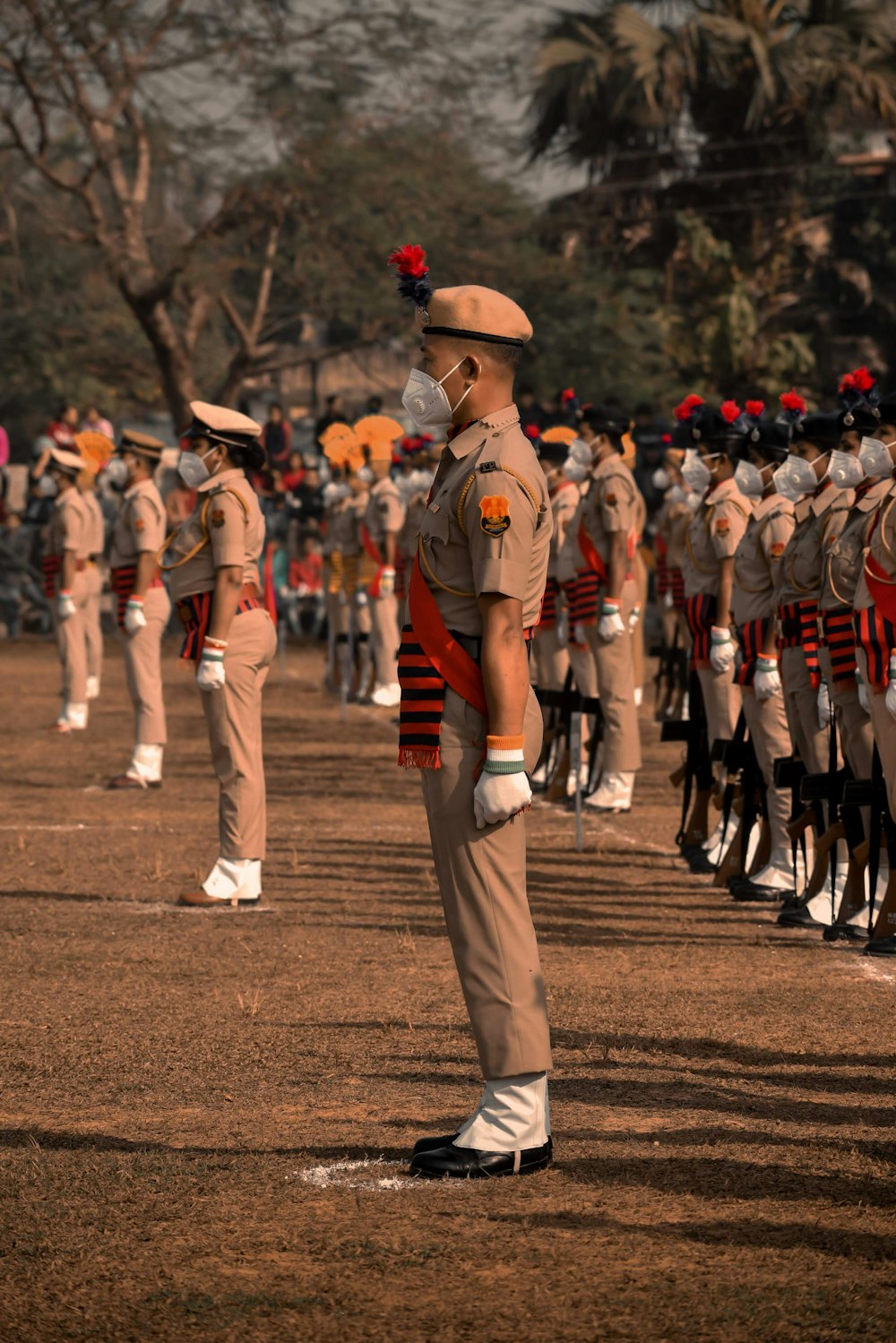Soldados con uniforme marrón parados en Brown Field durante el día