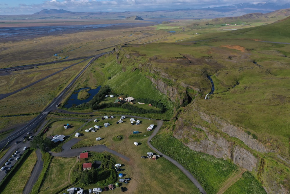 Vista aérea de un campo de hierba verde durante el día