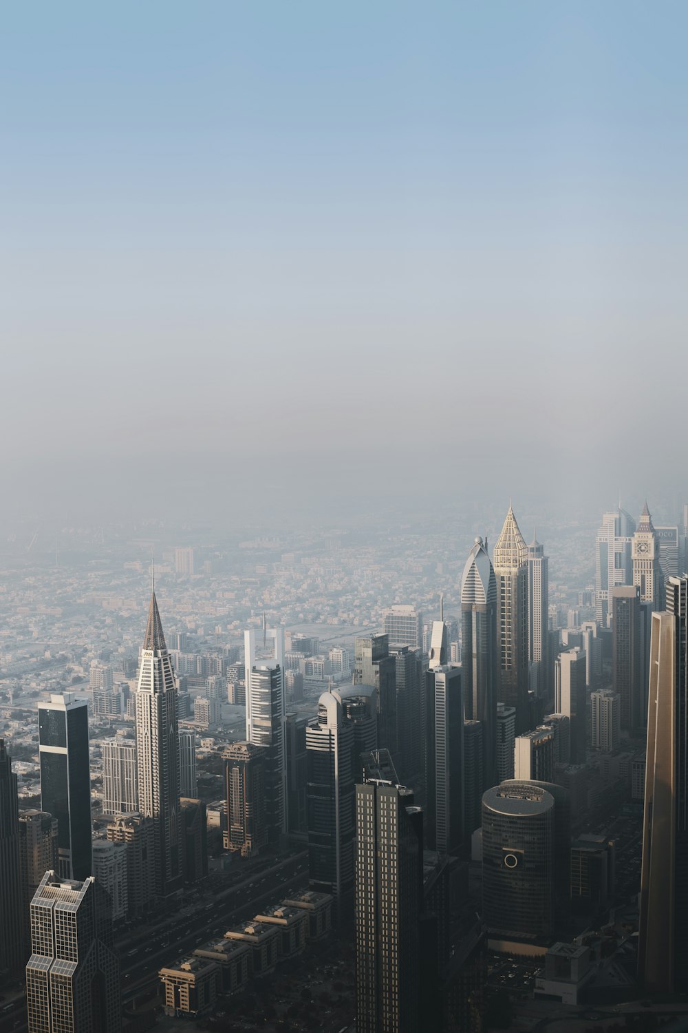 Skyline de la ville sous un ciel blanc pendant la journée