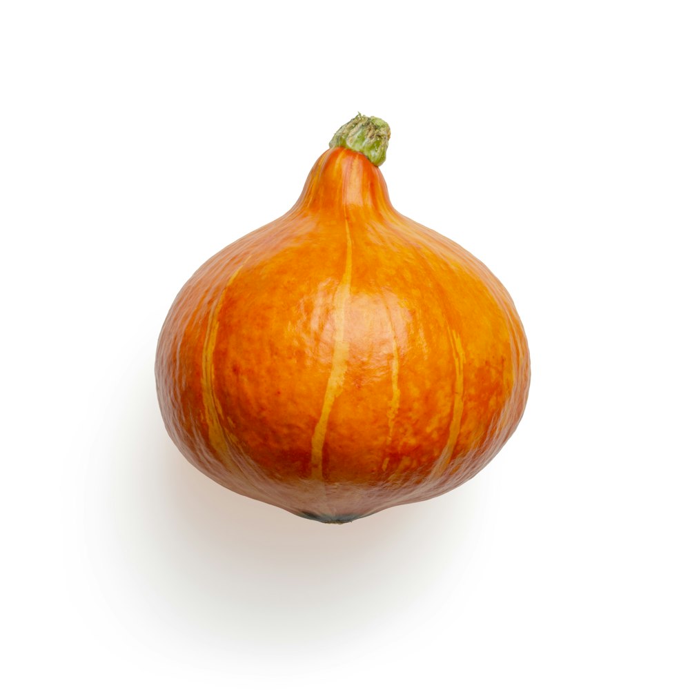 zucca arancione su sfondo bianco