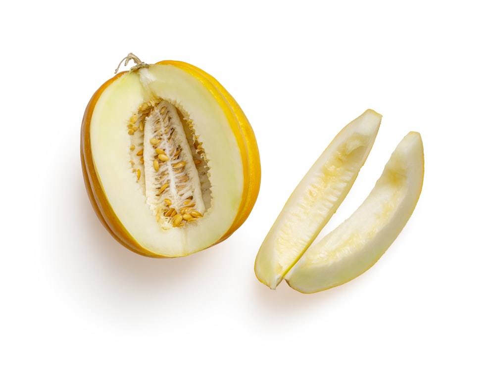 白い背景にスライスされた黄色の果物
