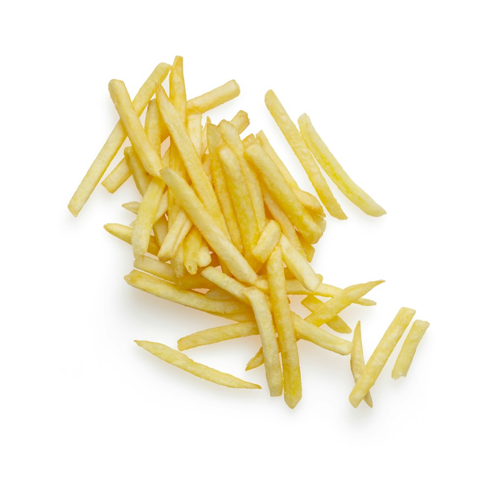 patatine fritte su sfondo bianco