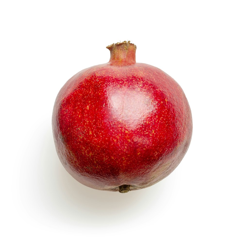 흰색 표면에 빨간 사과