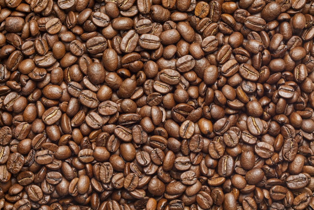 braune Kaffeebohnen auf schwarzem Textil