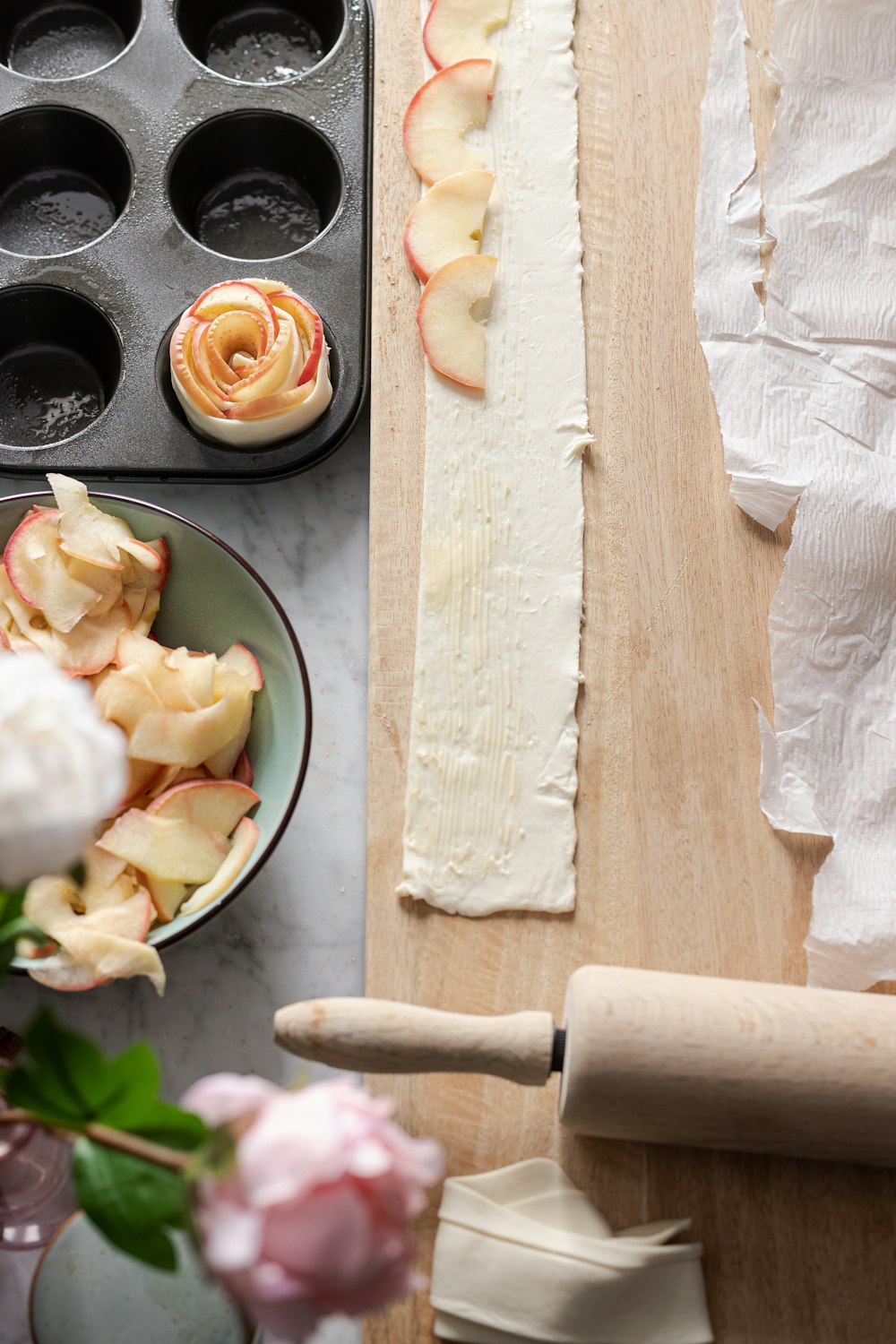 rosa blanca sobre tabla de cortar de madera marrón