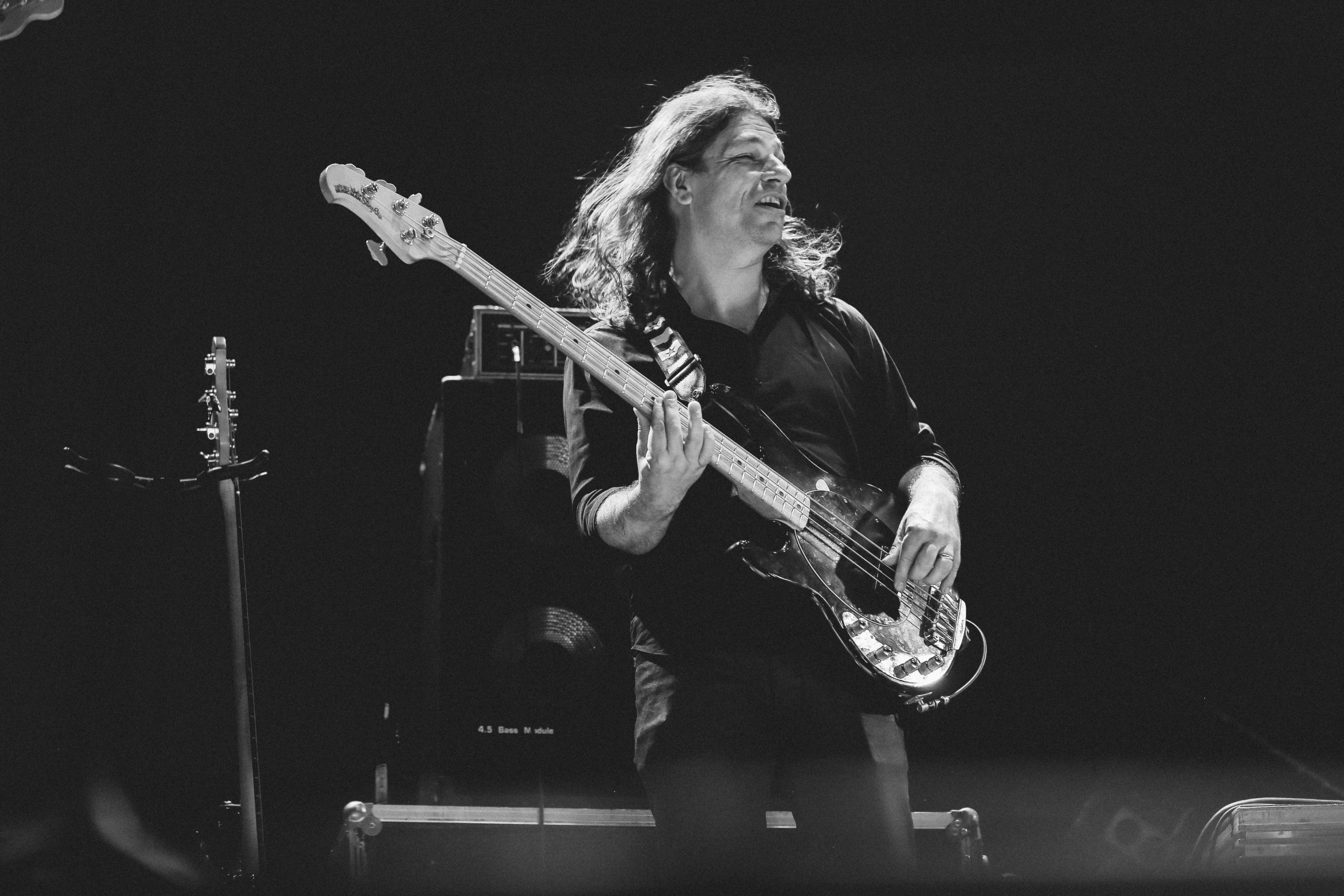 Mann spielt Gitarre auf der Bühne