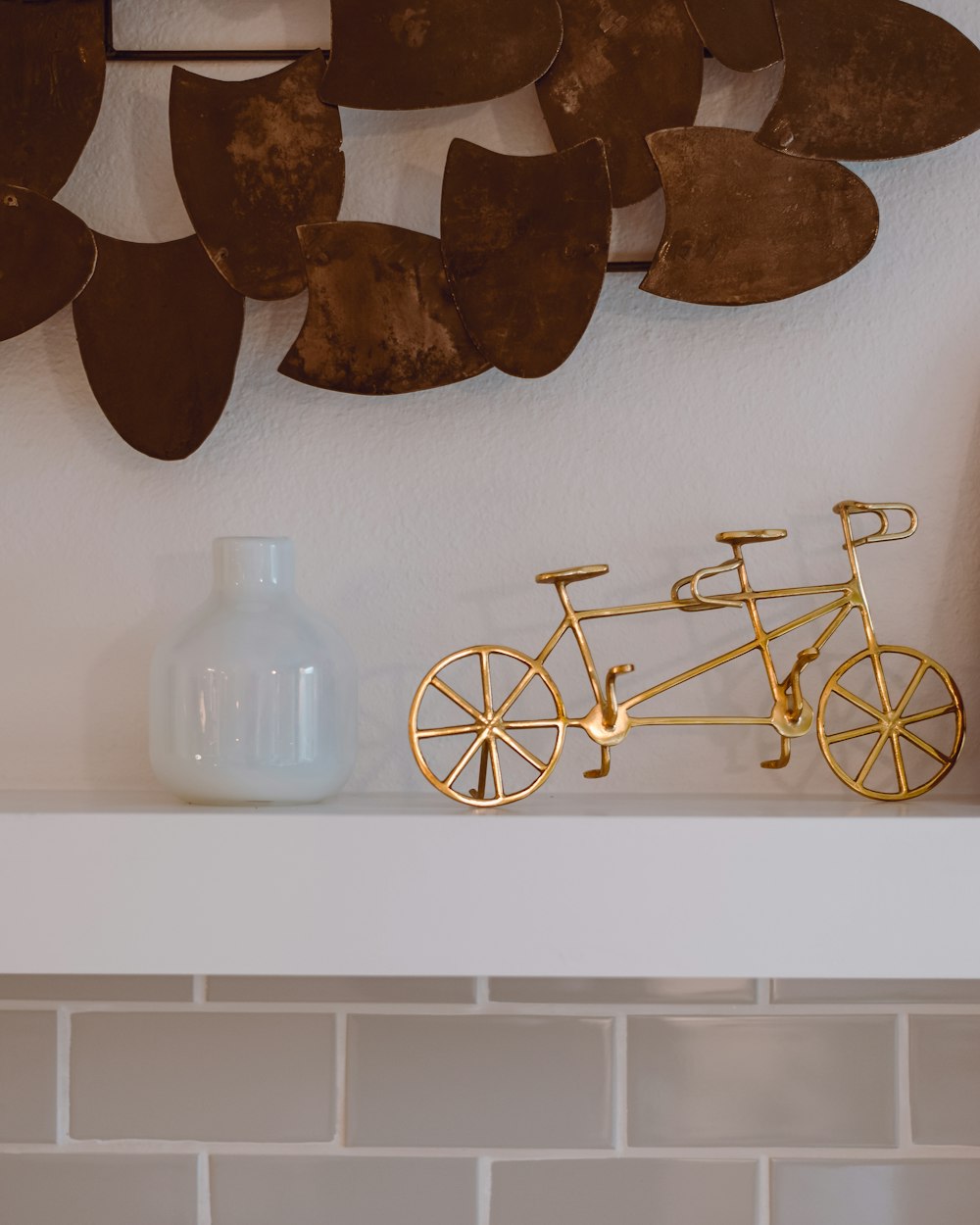 Decoración de pared de madera marrón