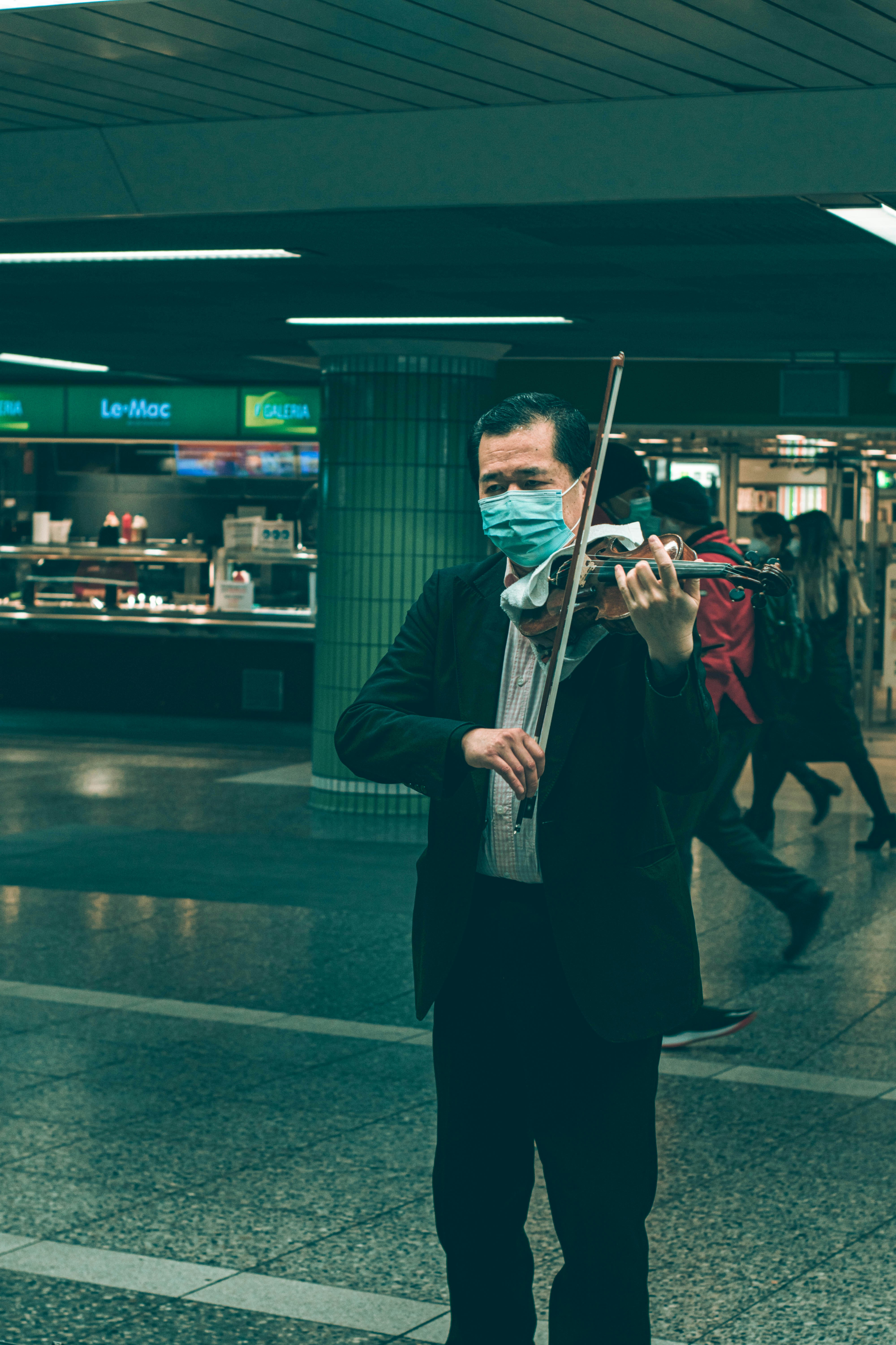 ヴァイオリンを弾く黒いスーツを着た男の写真 Unsplashで見つけるフランクフルトの無料写真