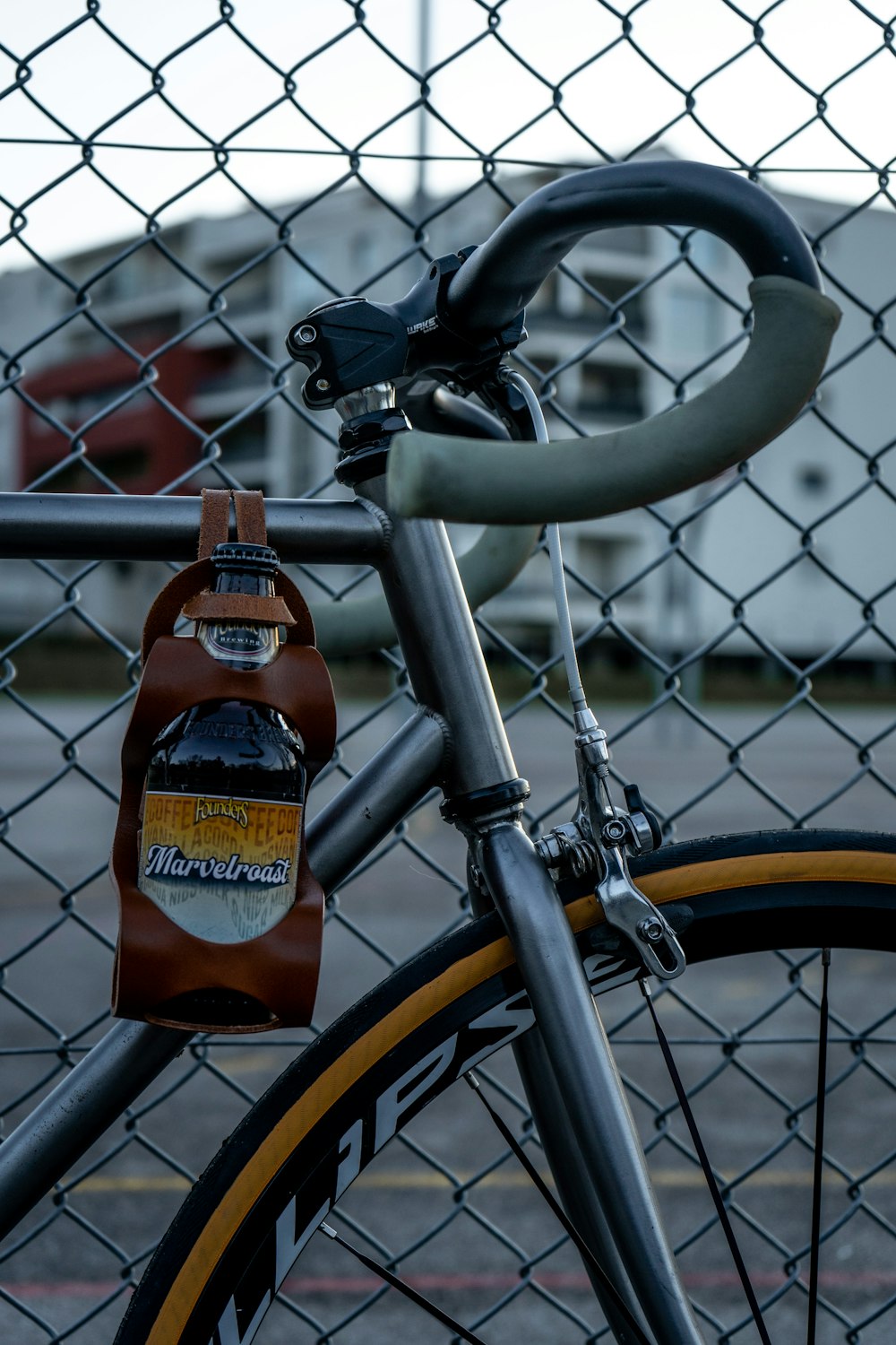 garrafa marrom e preta na bicicleta
