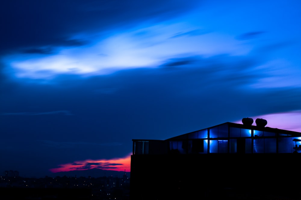 silhouette di casa durante il tramonto