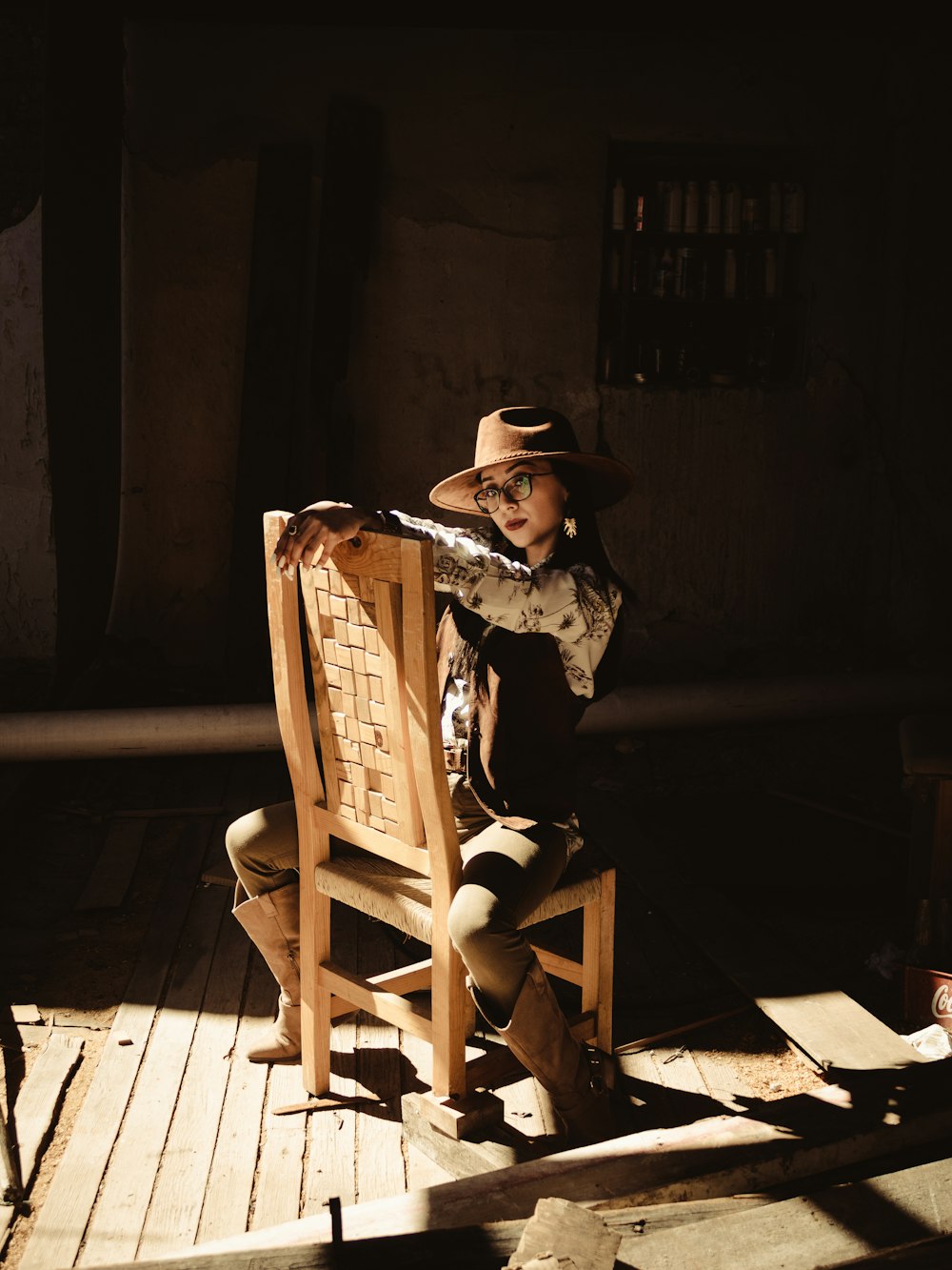 homme en veste noire et blanche assis sur une chaise en bois marron