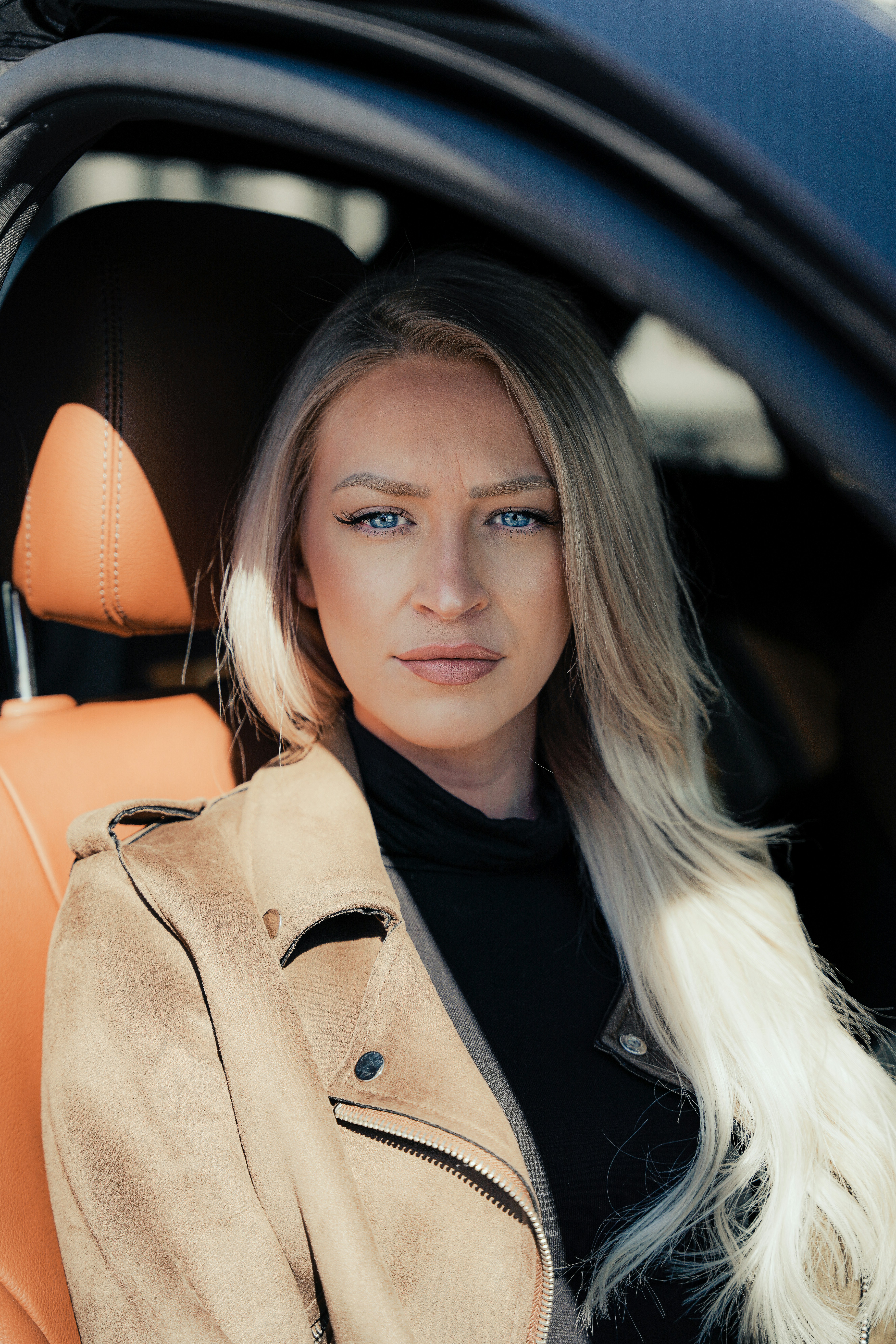 Mujer en abrigo marrón sonriendo
