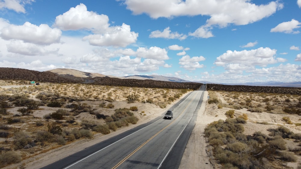 Carretera de asfalto gris bajo el cielo azul durante el día