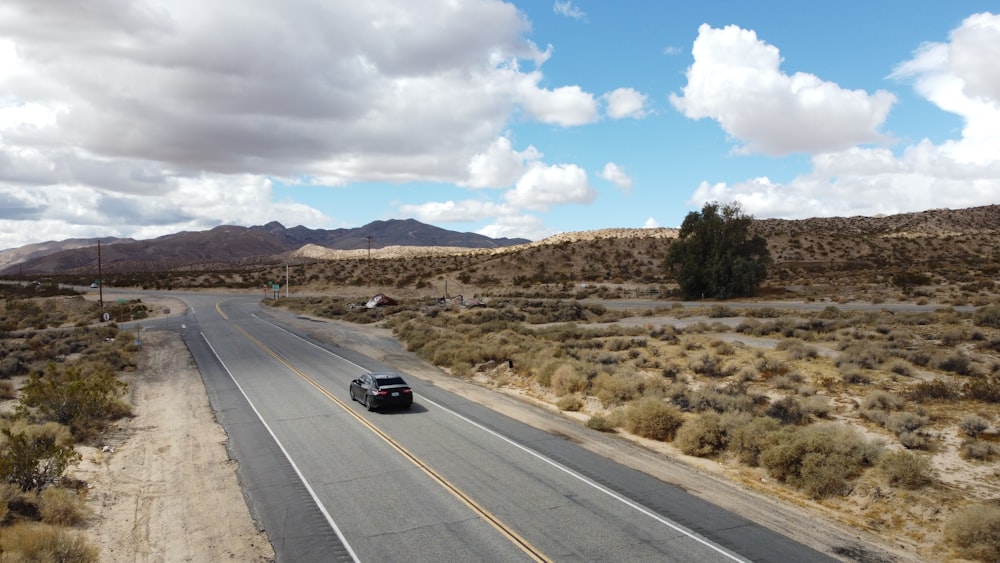 Coche negro en la carretera durante el día