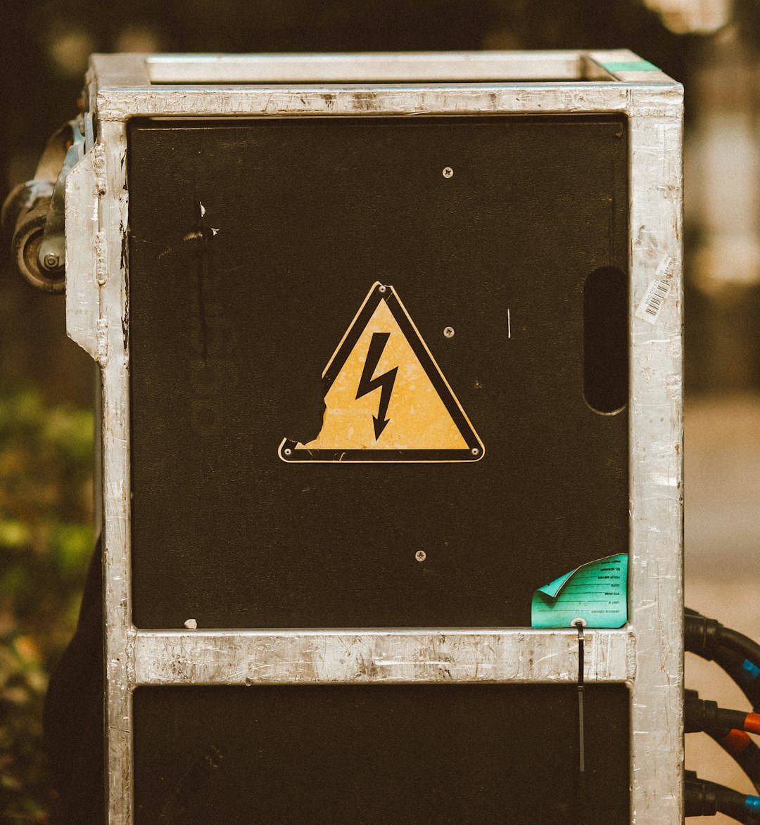 black and white arrow sign