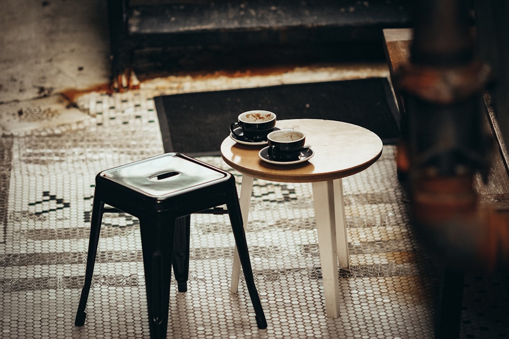 黒と白の木製テーブル
