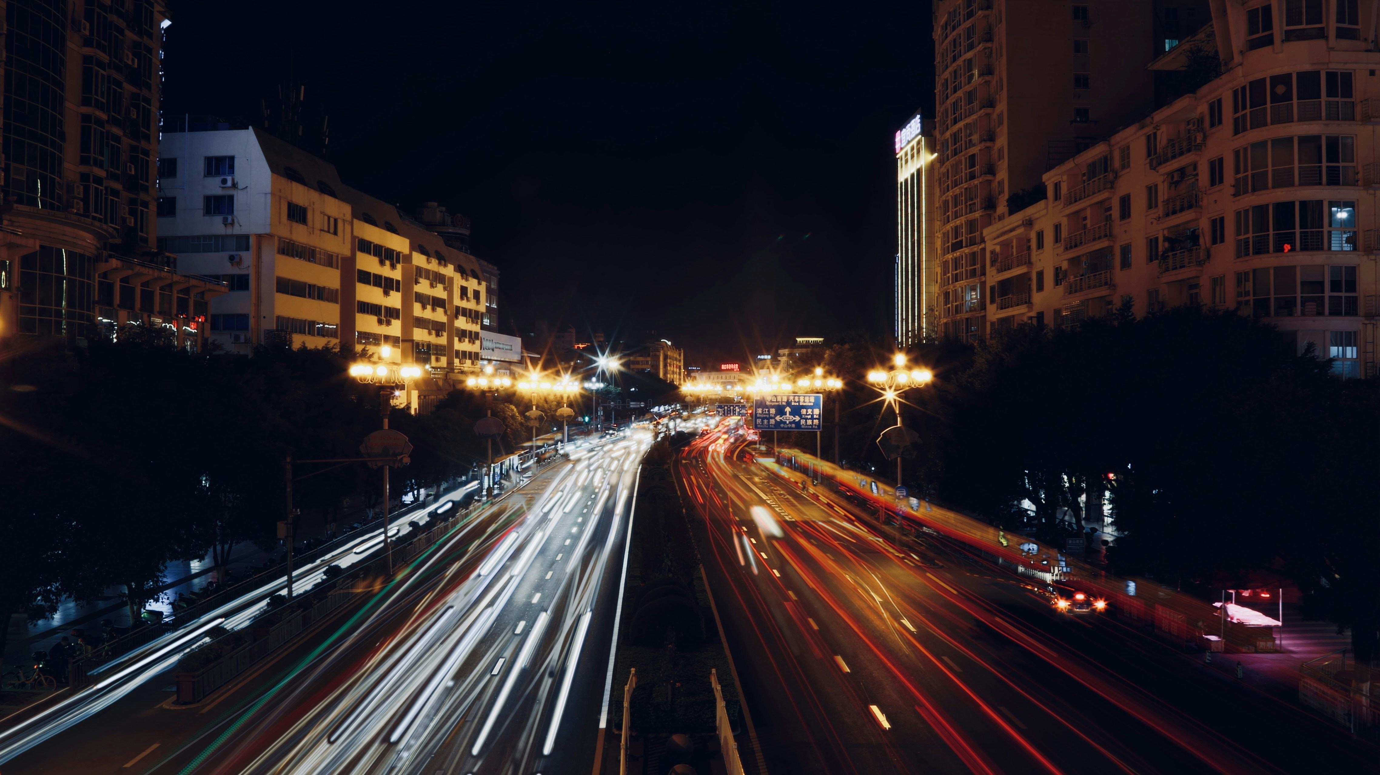 Fotografía de lapso de tiempo de automóviles en la carretera durante la noche