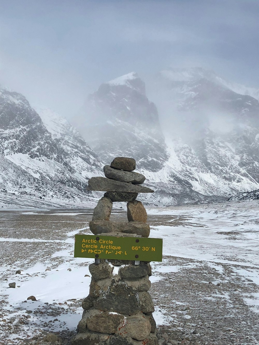 Formazione rocciosa marrone su terreno innevato durante il giorno