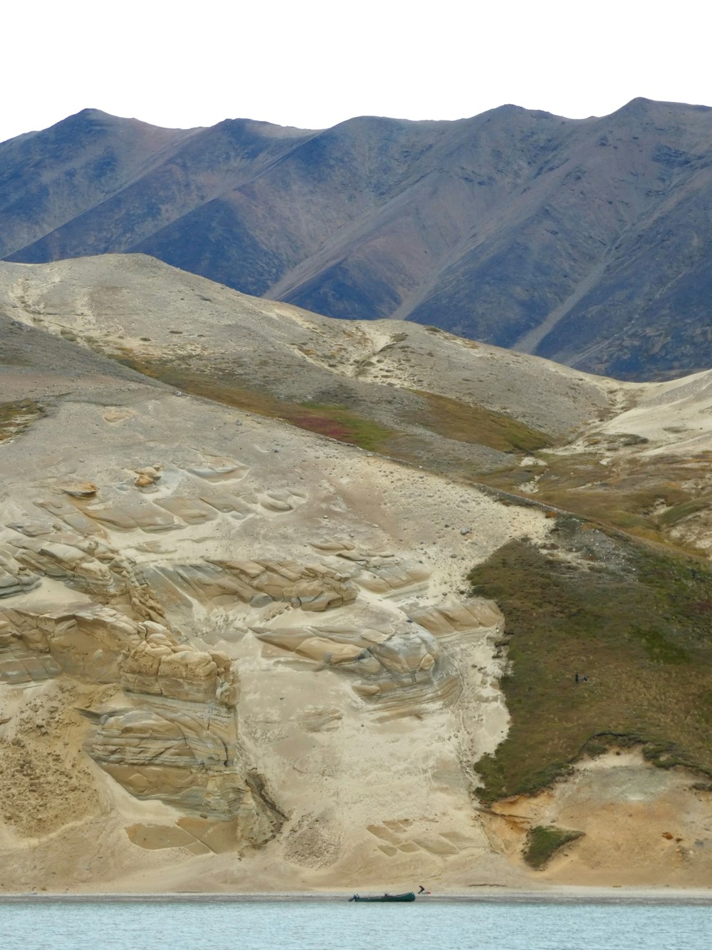 grauer felsiger Berg tagsüber unter blauem Himmel