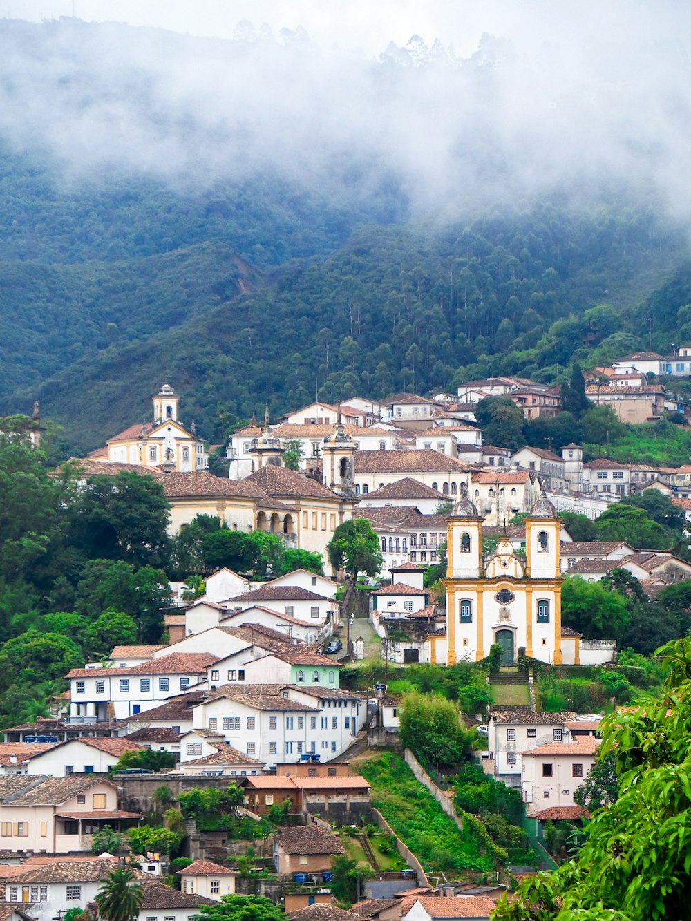 Casas de hormigón blanco y marrón en la montaña