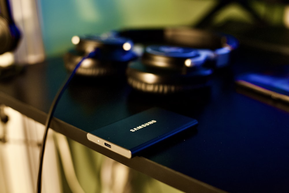 Disco duro Samsung negro sobre mesa azul