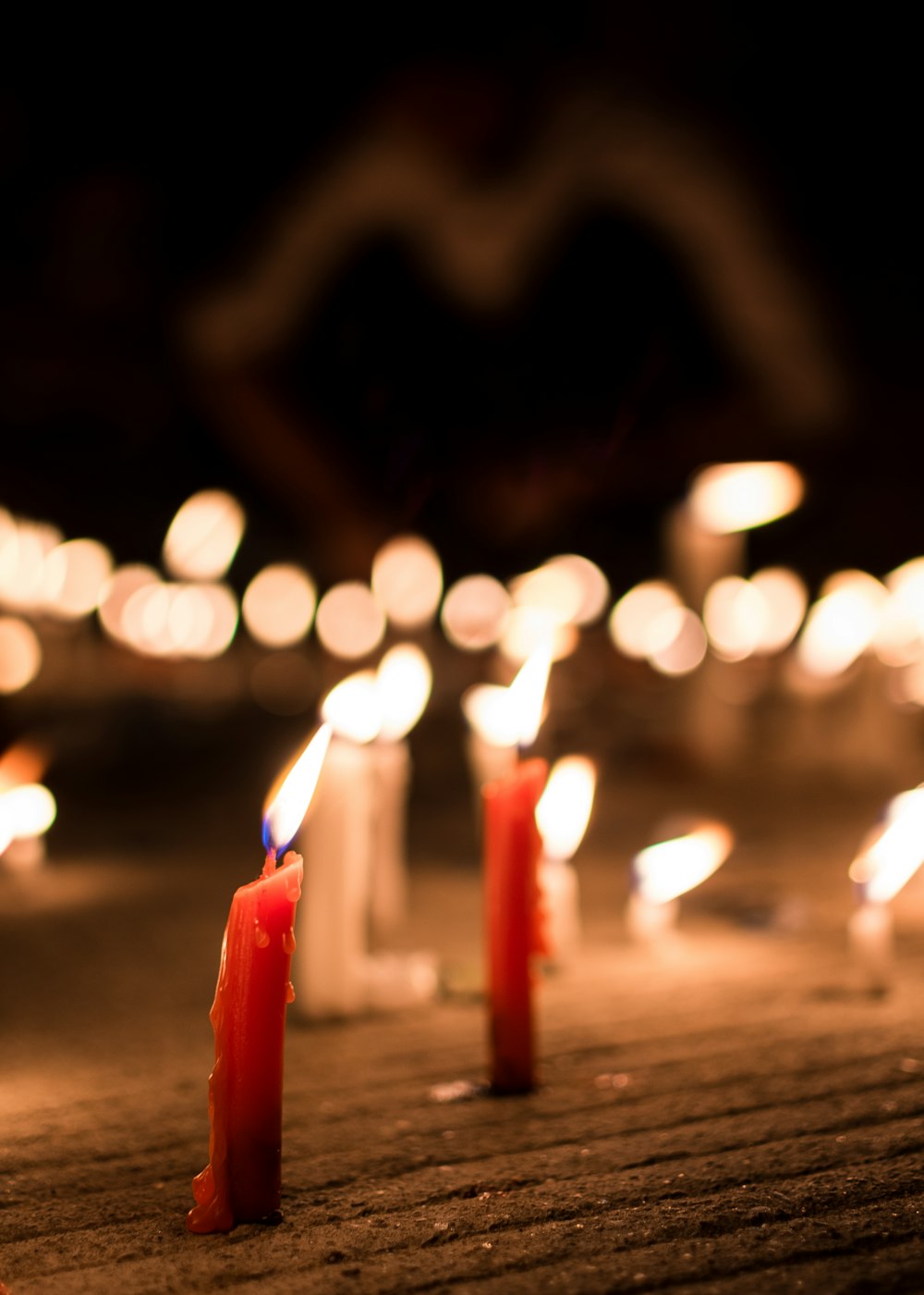 velas vermelhas na mesa de madeira marrom