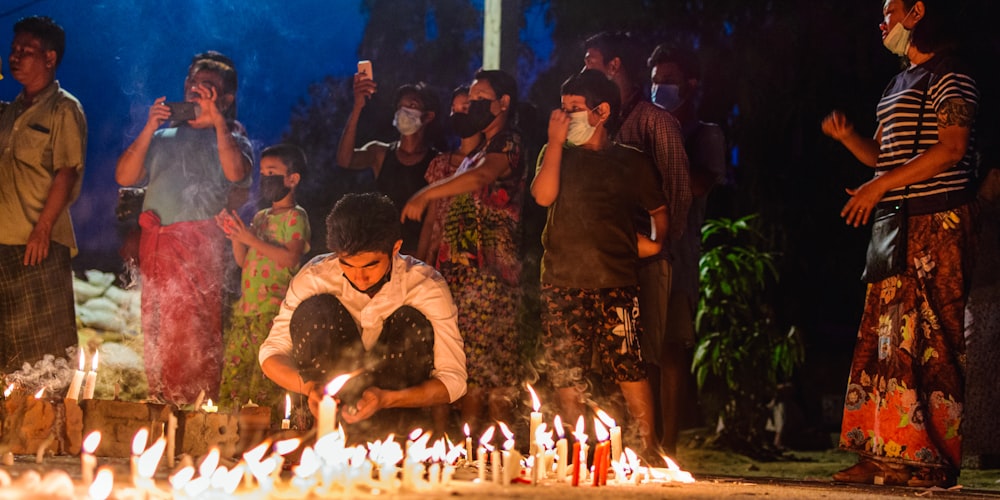 grupo de personas sosteniendo velas