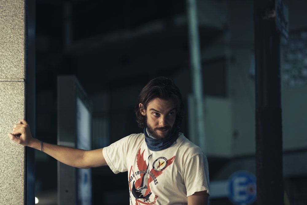 man in white crew neck t-shirt