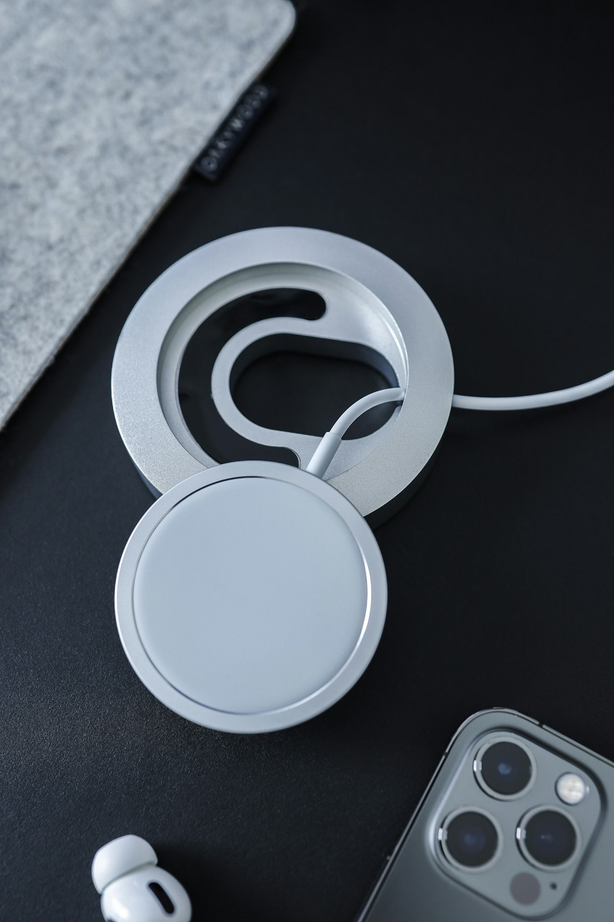 モバイルバッテリーを手に持つ旅行者のイメージ