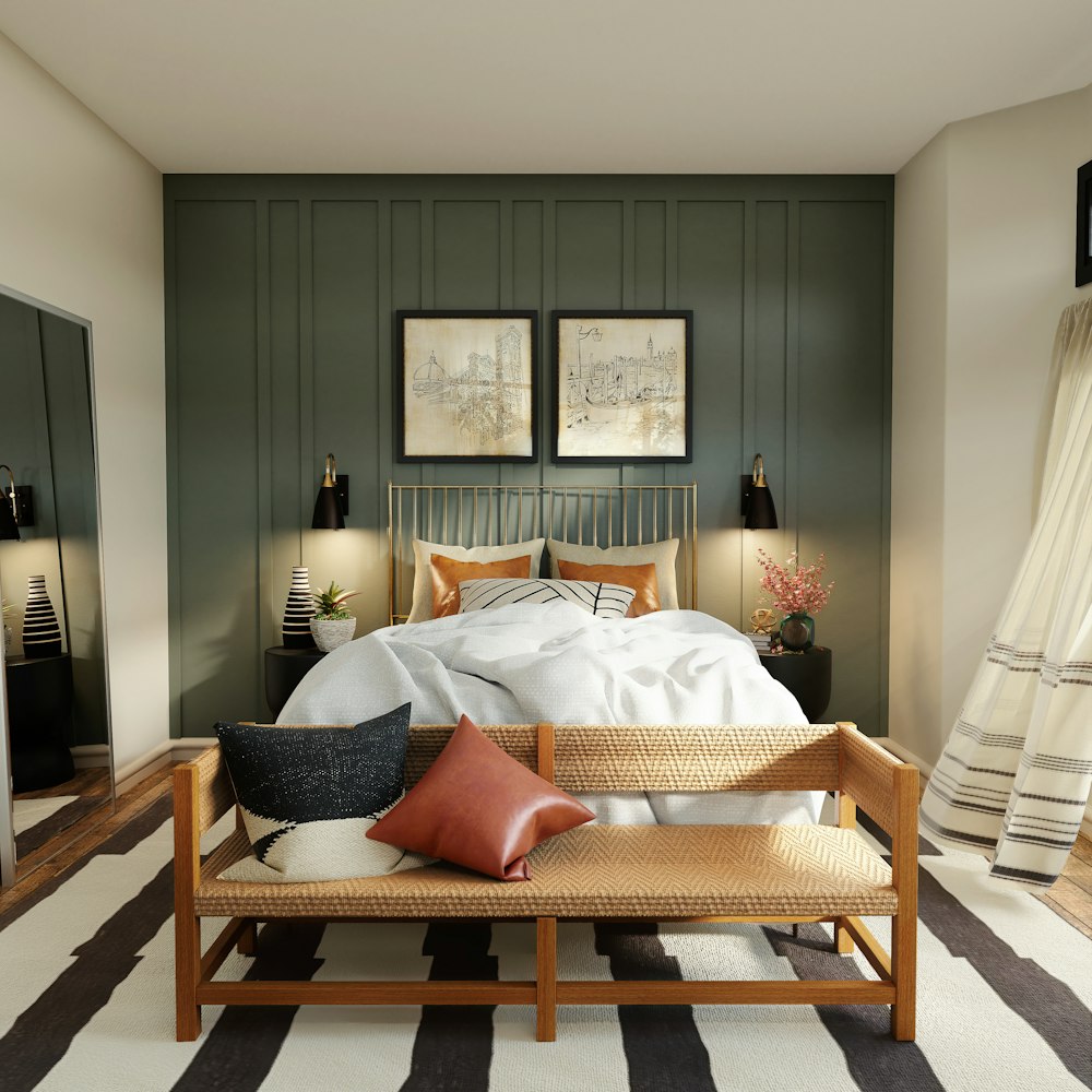 茶色の木製ベッドフレームに白いベッドリネン