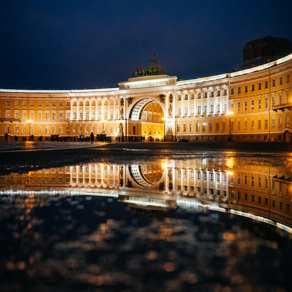 Edificio in cemento marrone durante la notte