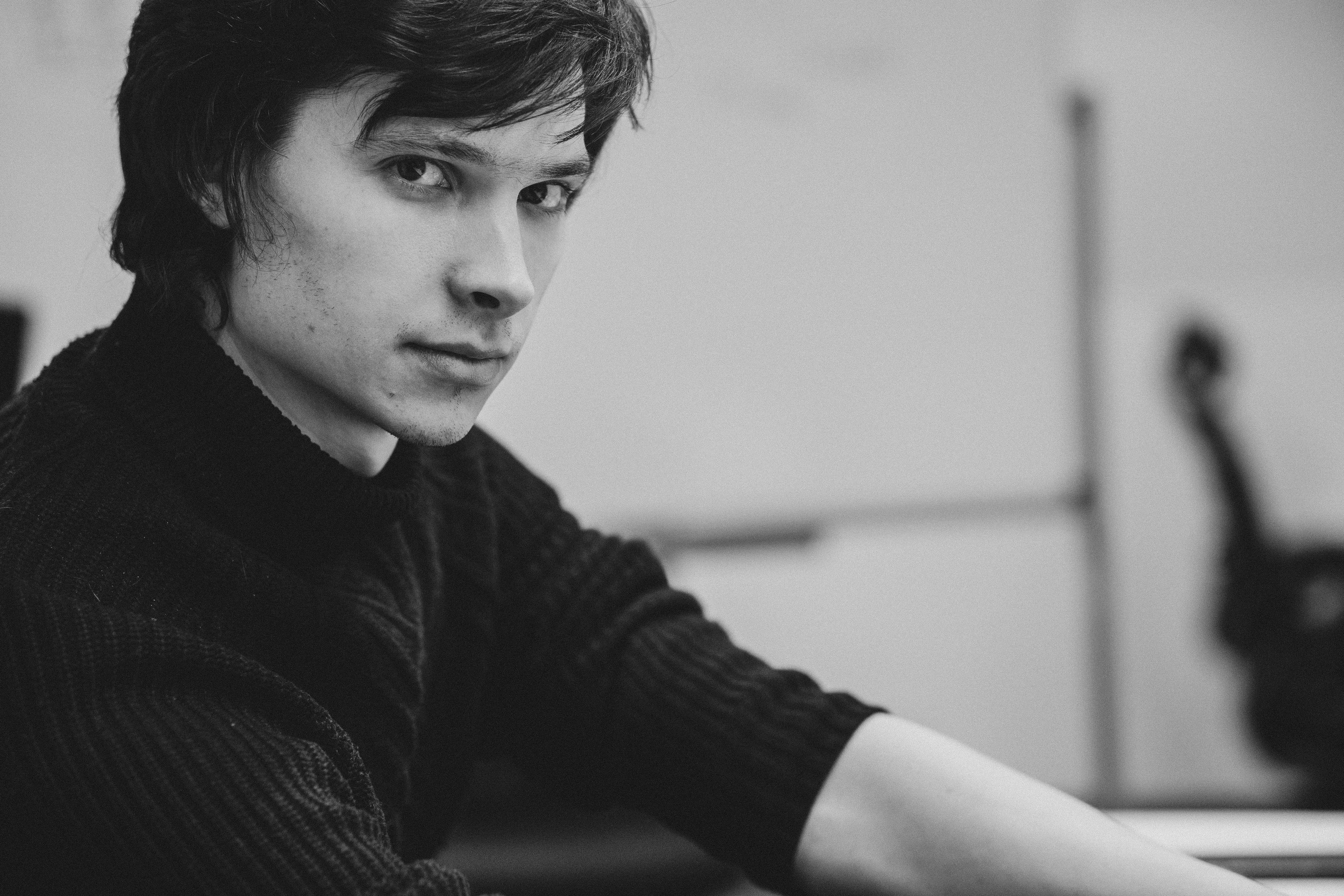 woman in black long sleeve shirt