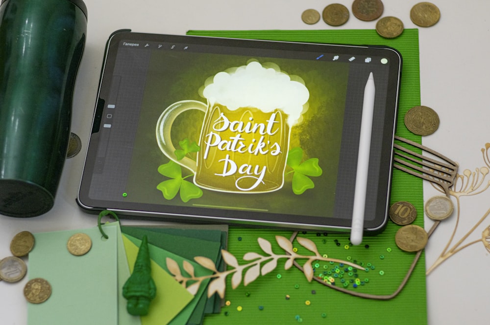 computer tablet nero su tessuto verde e marrone