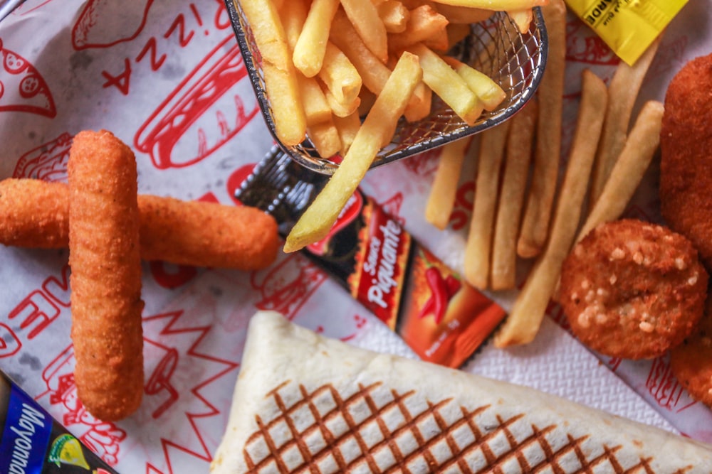 Frites sur plaque en acier inoxydable