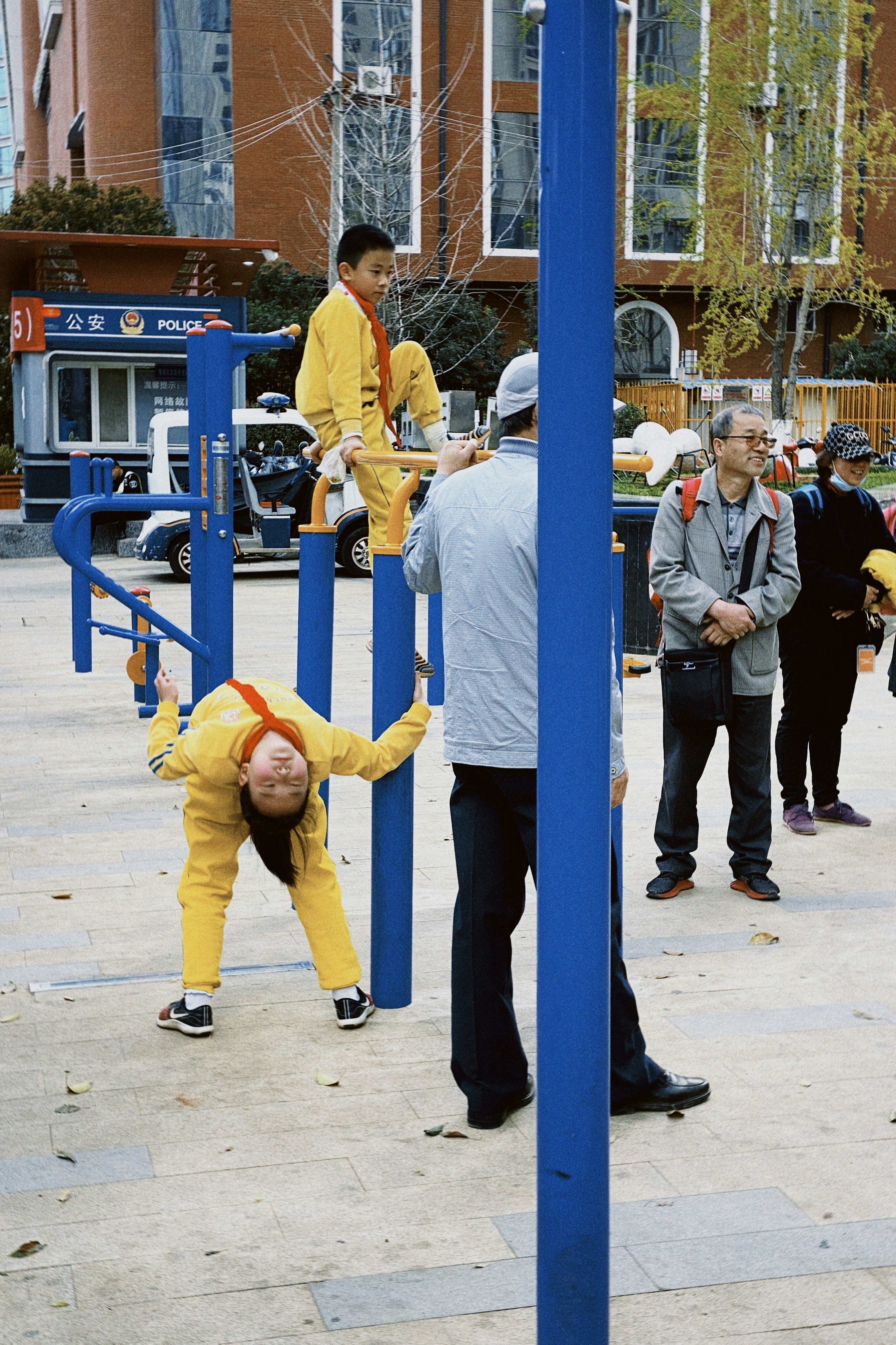 Dziecko bawiące się z innymi dziećmi na placu zabaw