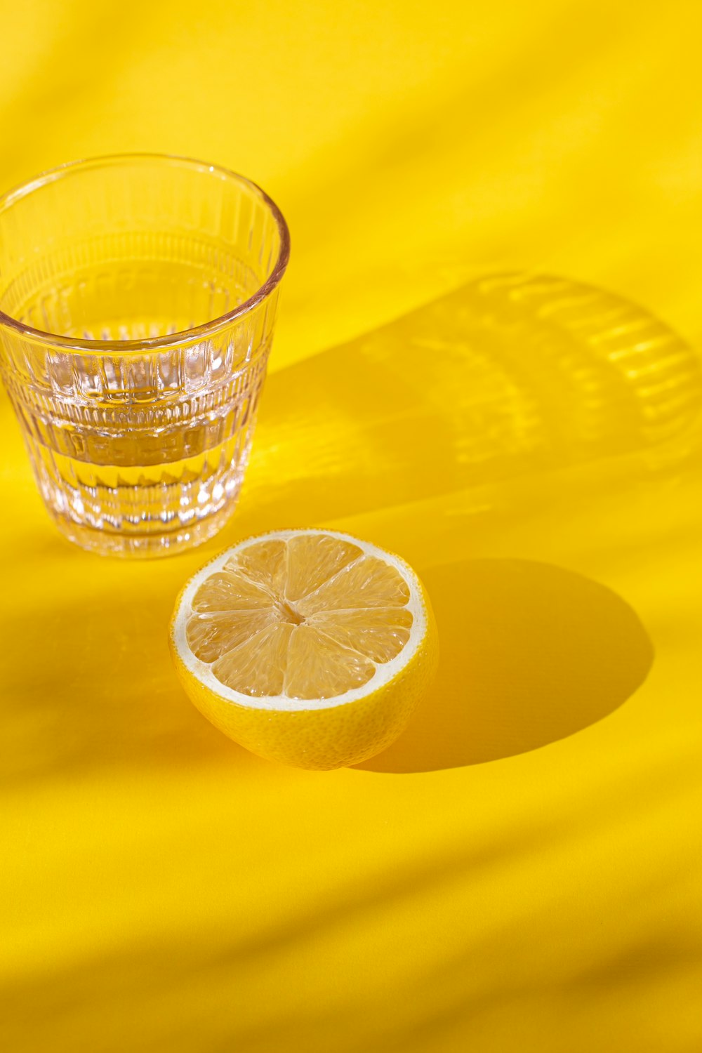 Bicchiere trasparente con limone giallo