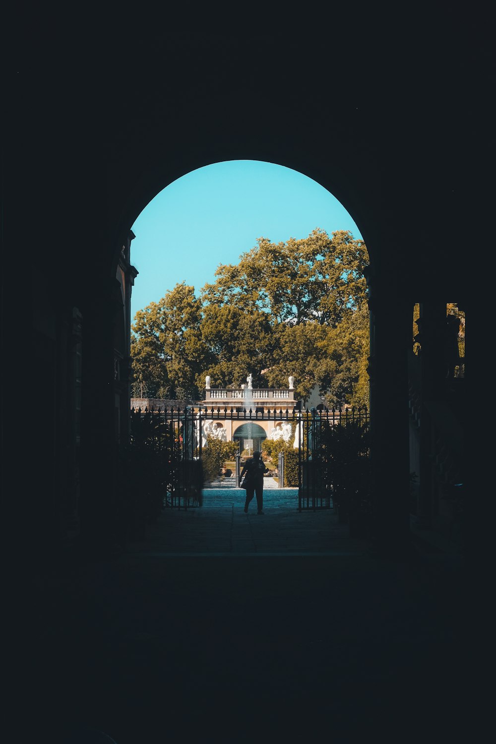 persone che camminano sul sentiero durante il giorno