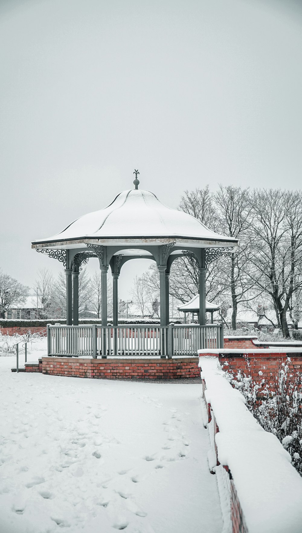 weißer Pavillon mit Schnee bedeckt