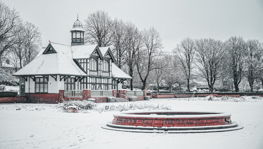 weißes und rotes Haus in der Nähe von Bäumen während des Tages