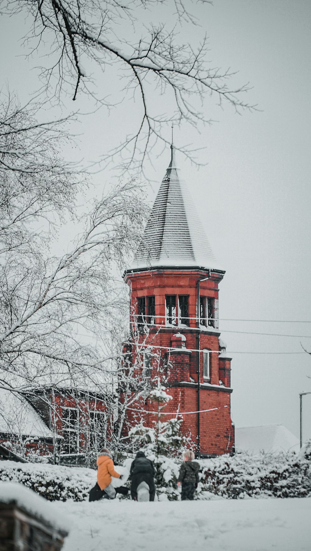 Edificio de hormigón rojo y blanco