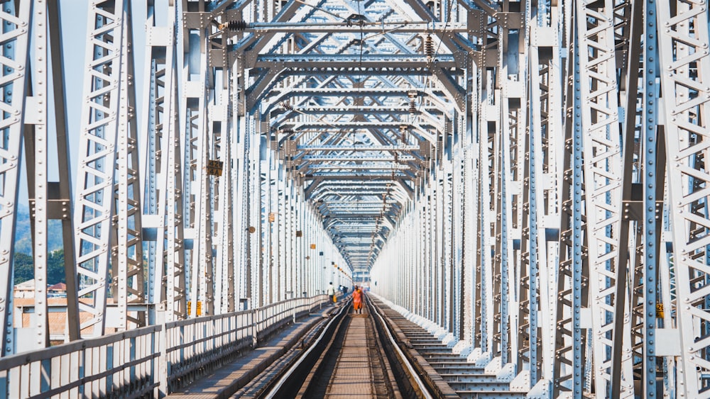 ponte de metal branco durante o dia