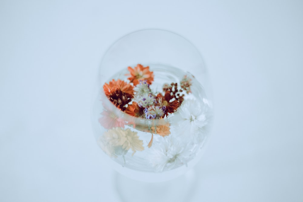 透明なガラスの花瓶に白と茶色の花