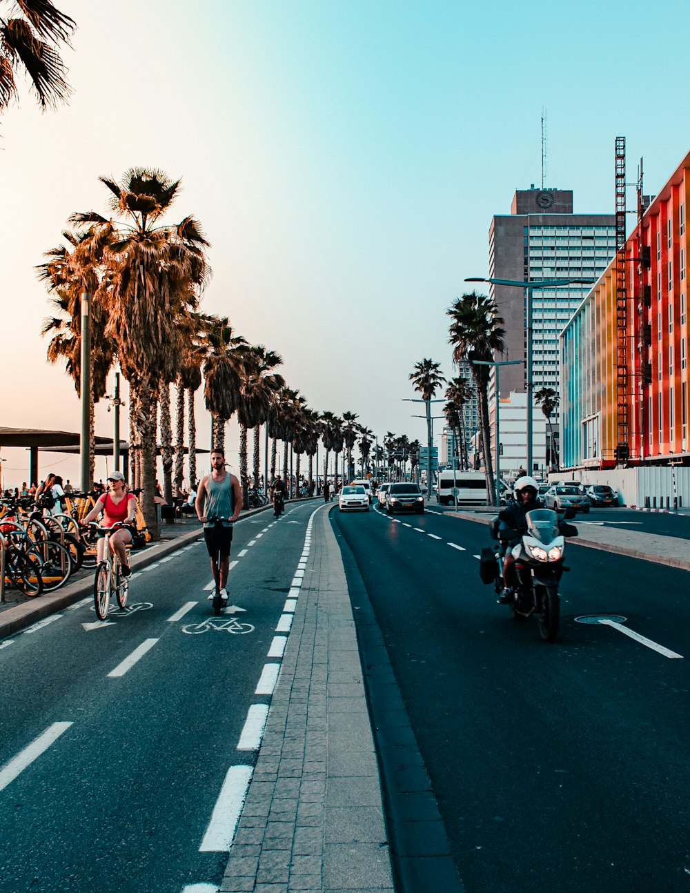 Menschen, die tagsüber Motorrad auf der Straße fahren