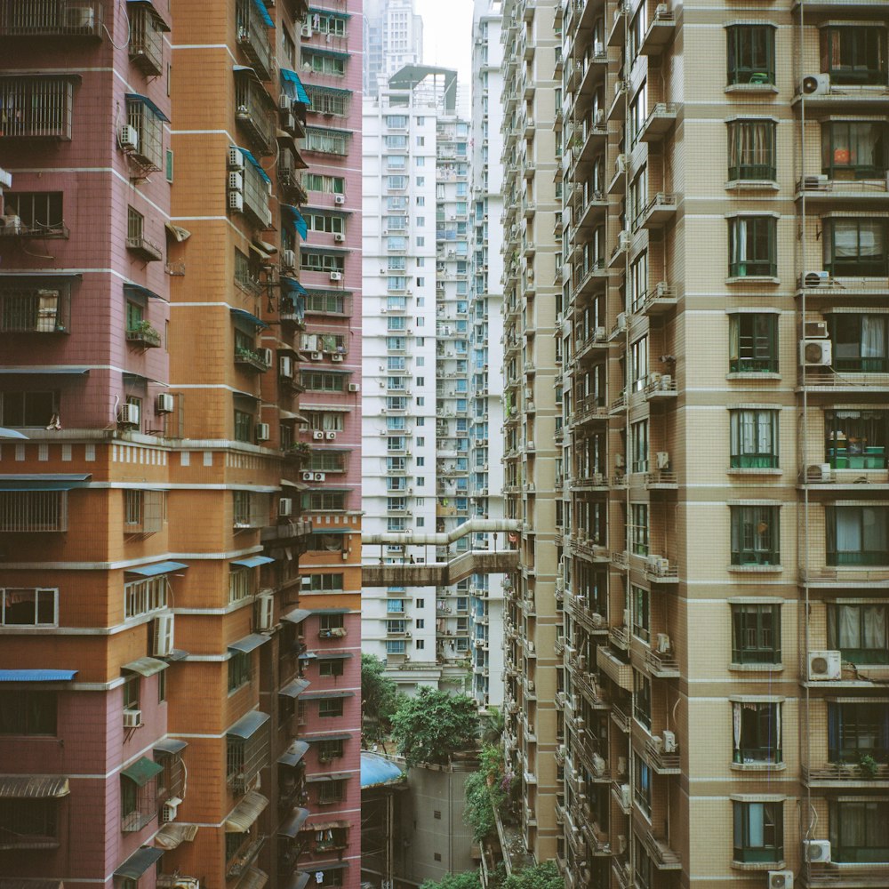 edifício de concreto marrom e branco durante o dia